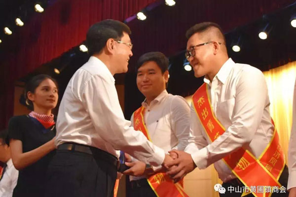 黃圃鎮(zhèn)工商聯(lián)會(huì)長、榮業(yè)食品董事長王顯韜榮獲“鳳凰獎(jiǎng)”杰出菁英人物獎(jiǎng)