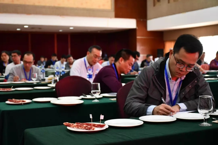 廣式臘味鑒評(píng)競賽閉幕！榮業(yè)臘味第四代傳承人葉浩波榮獲省級(jí)稱號(hào)