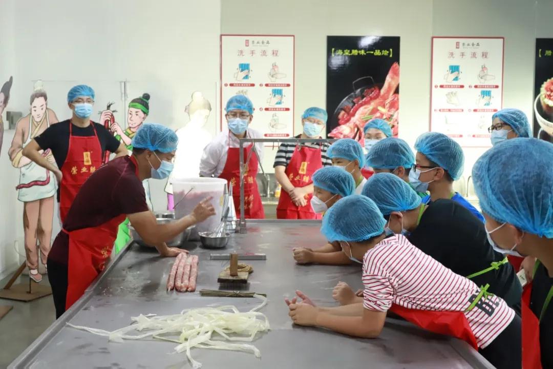 品味歷史 文化傳承——石岐中心小學(xué)研學(xué)團(tuán)走進(jìn)榮業(yè)臘味文化館